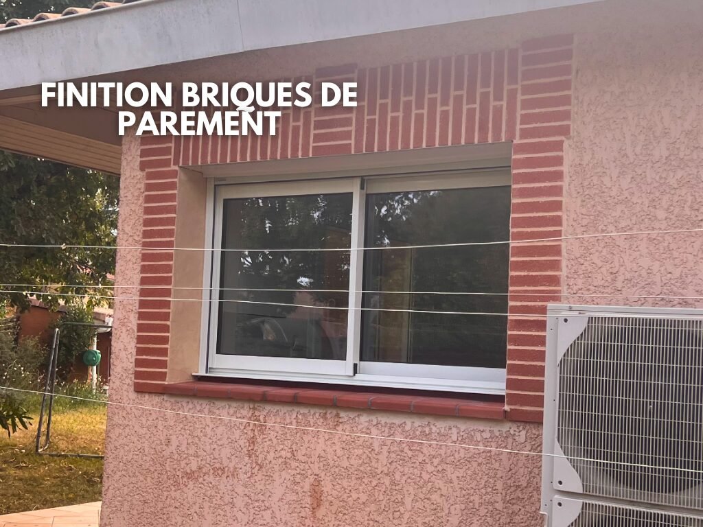 Finition brique de parement pour agrandissement d'une fenêtre.