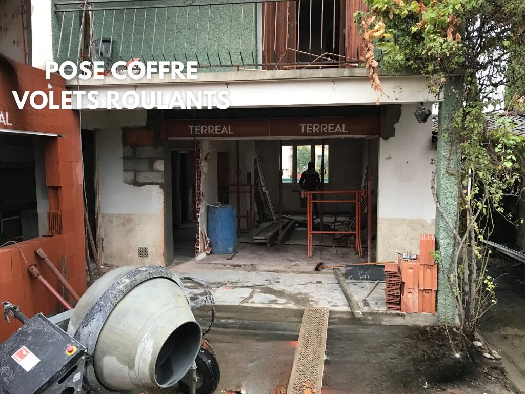 Pose de coffre volets roulants pour baie vitrée.