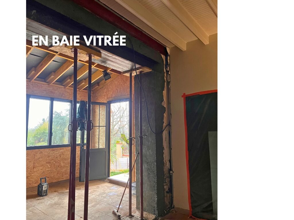 Réalisation d'une baie vitrée avec pose d'IPN pour soutiens de la structure.