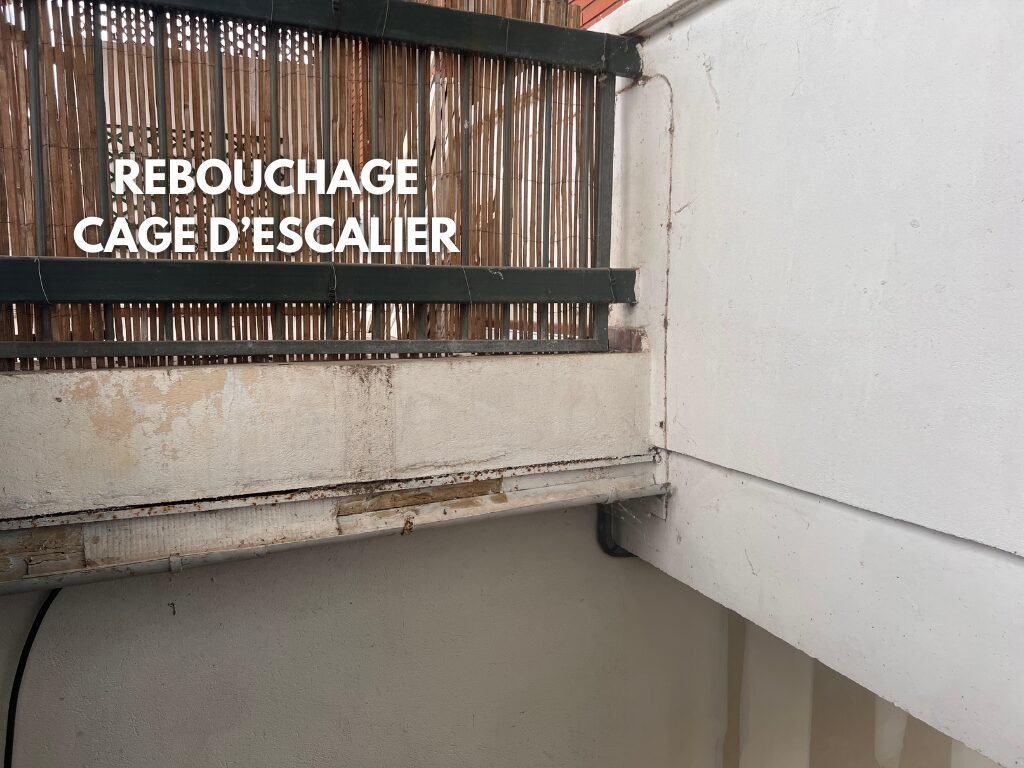 Rebouchage d'une cage d'escalier avec plancher béton et marmites en polystyrène.