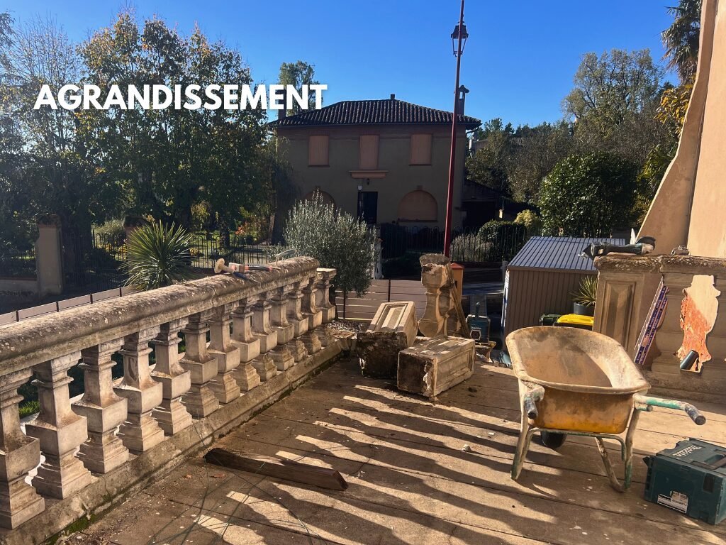 Destruction d'une barrière en béton de terrasse pour réalisation d'un agrandissement