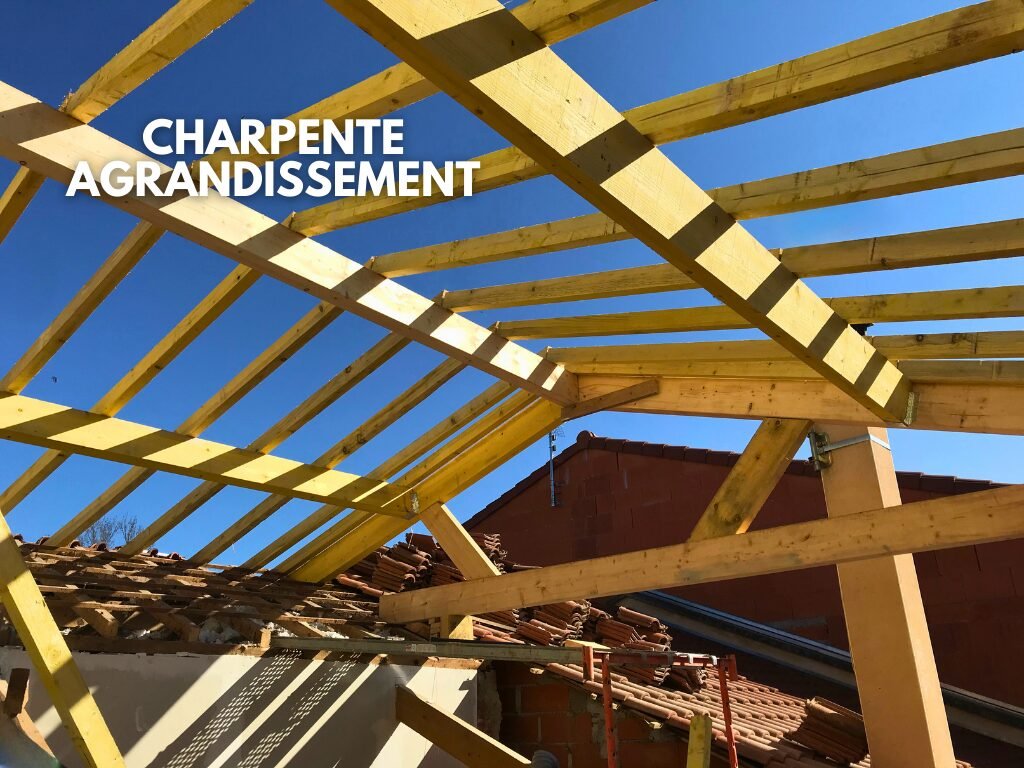 Charpente en construction. Ossature en bois. 